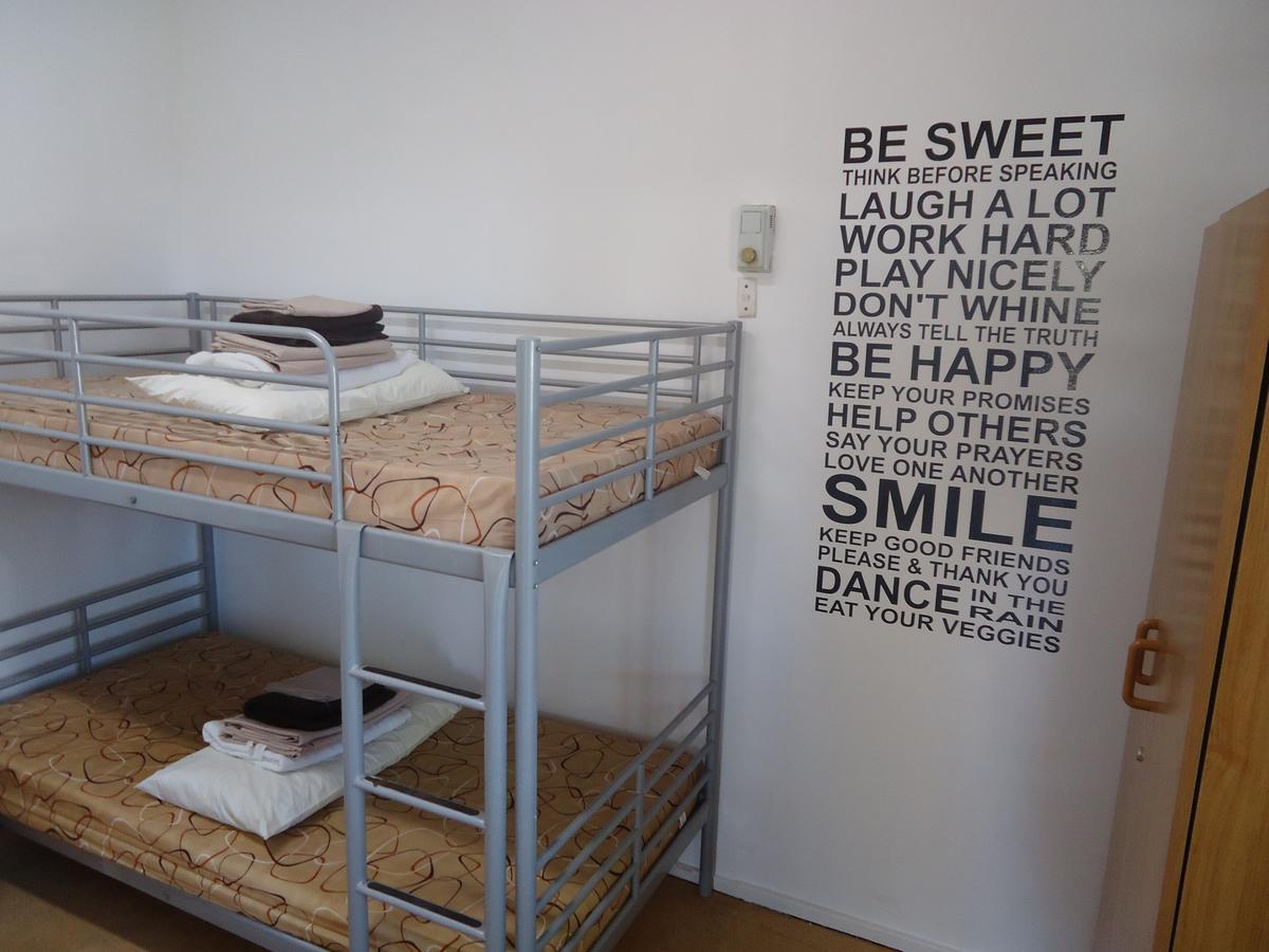 Roey Backpackers And Party Bar Hostel Broome Buitenkant foto