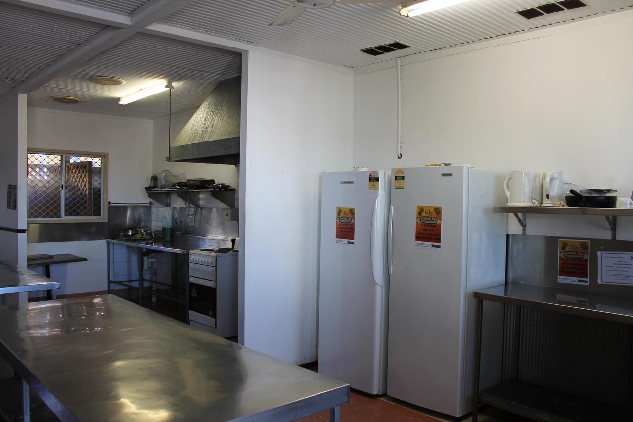 Roey Backpackers And Party Bar Hostel Broome Buitenkant foto
